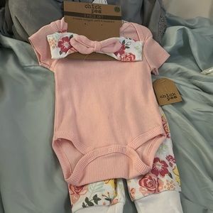 Never worn baby girl outfit set brand is chick pea